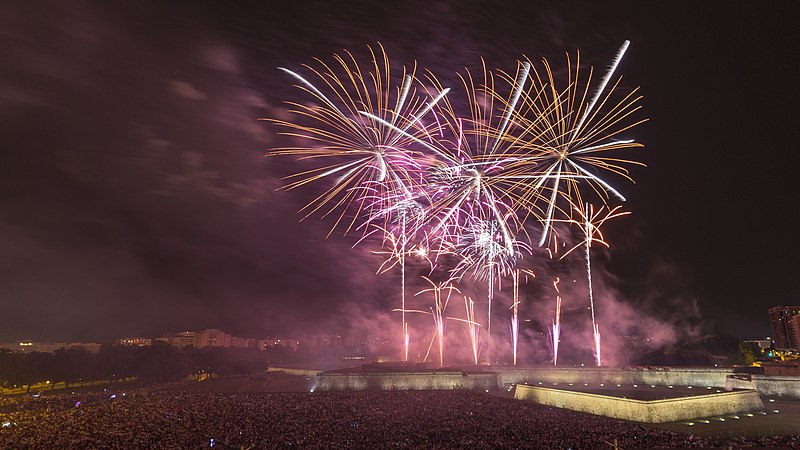 800px Fuegos artificiales San Fermin 2018 42032471810